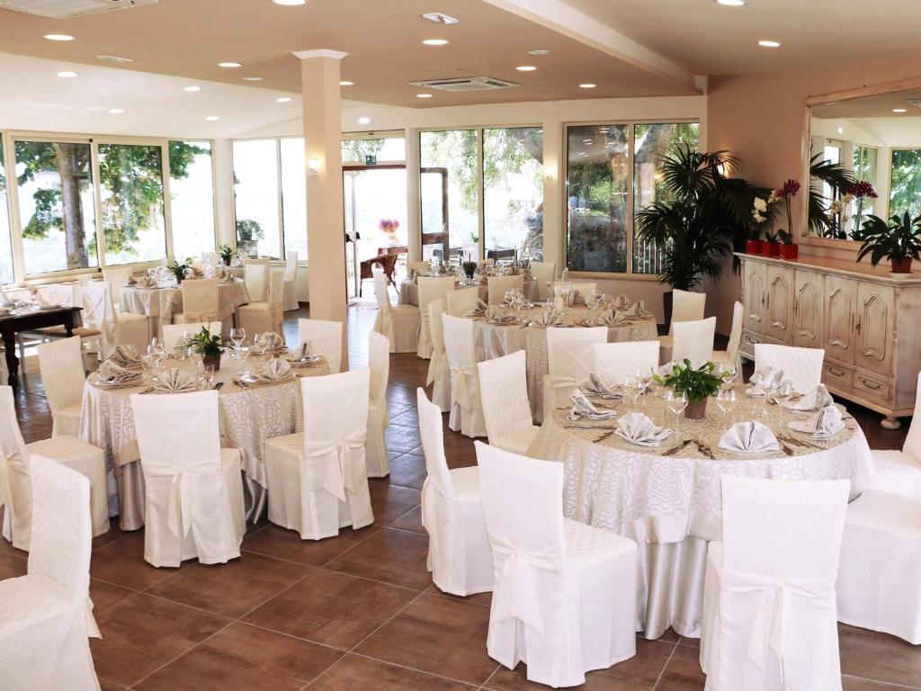 Reštaurácia alebo iné gastronomické zariadenie v ubytovaní Torre di Renda