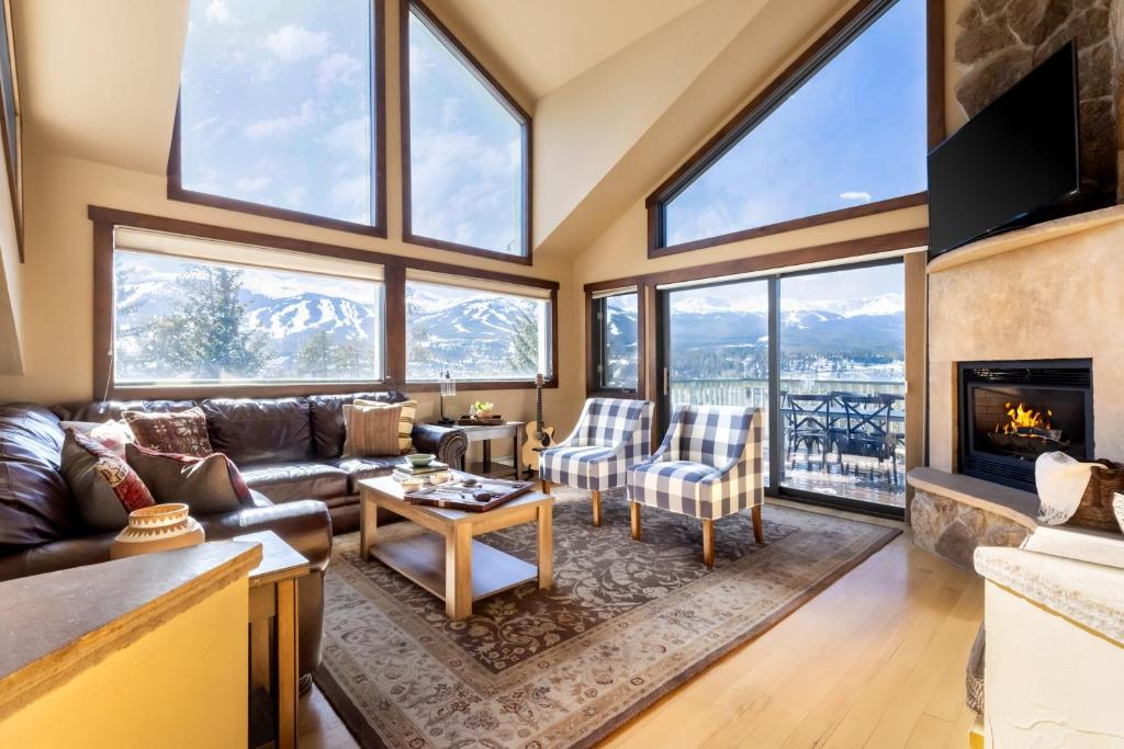 Posezení v ubytování Frontier by AvantStay Incredible Mtn Views Hot Tub Gorgeous Breckenridge Home Close to Slopes
