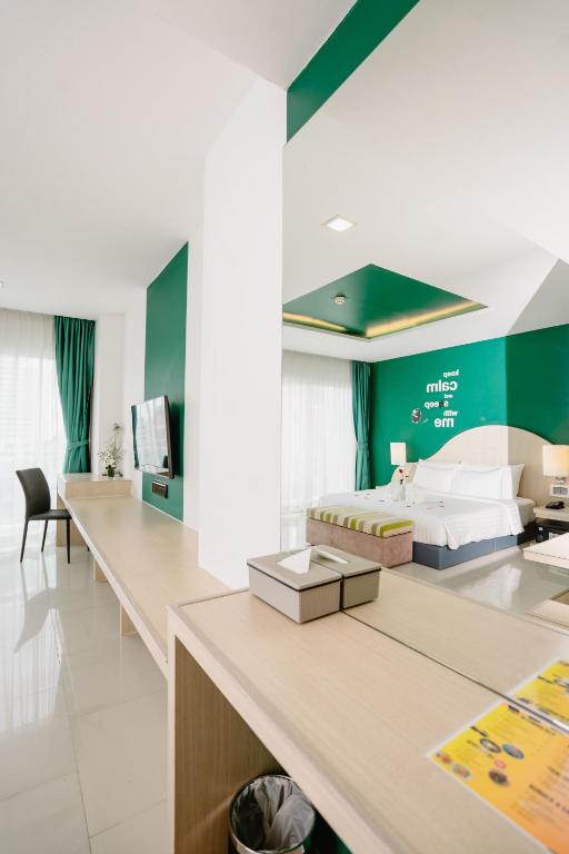Postel nebo postele na pokoji v ubytování SLEEP WITH ME HOTEL design hotel @ patong (SHA Plus+)