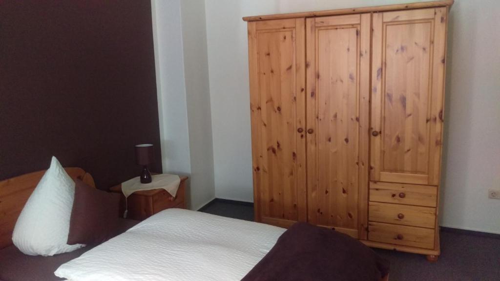 Postel nebo postele na pokoji v ubytování Hotel am Schenkelberg