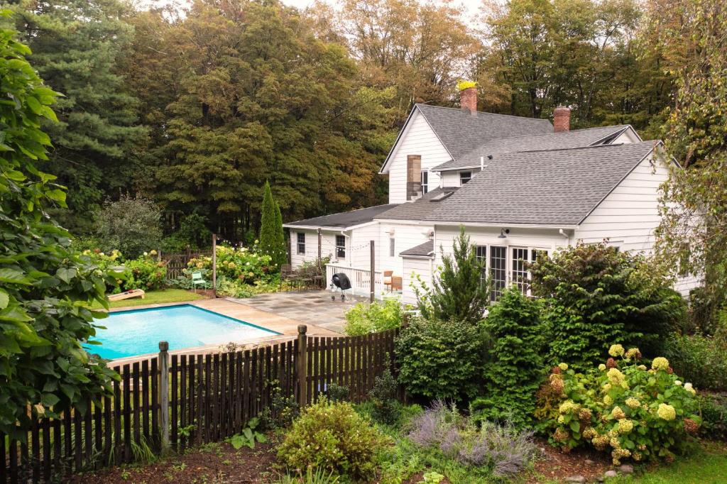 Clove by AvantStay Gorgeous Cottage w Pool Privacy Pool Table Close to Hunter Mountain - Casa De Seis Dormitorios