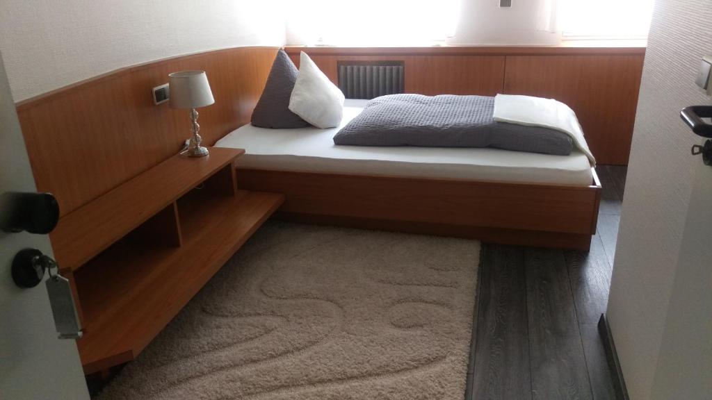 Postel nebo postele na pokoji v ubytování Hotel am Schenkelberg