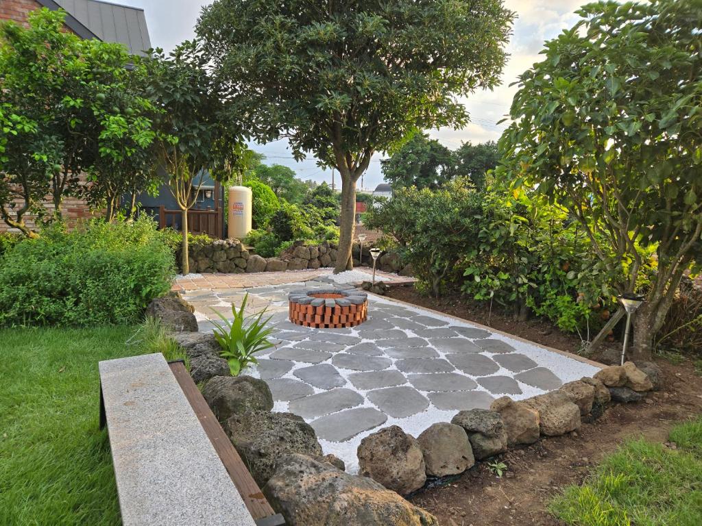 Zahrada ubytování Jeju Bricknine Masion