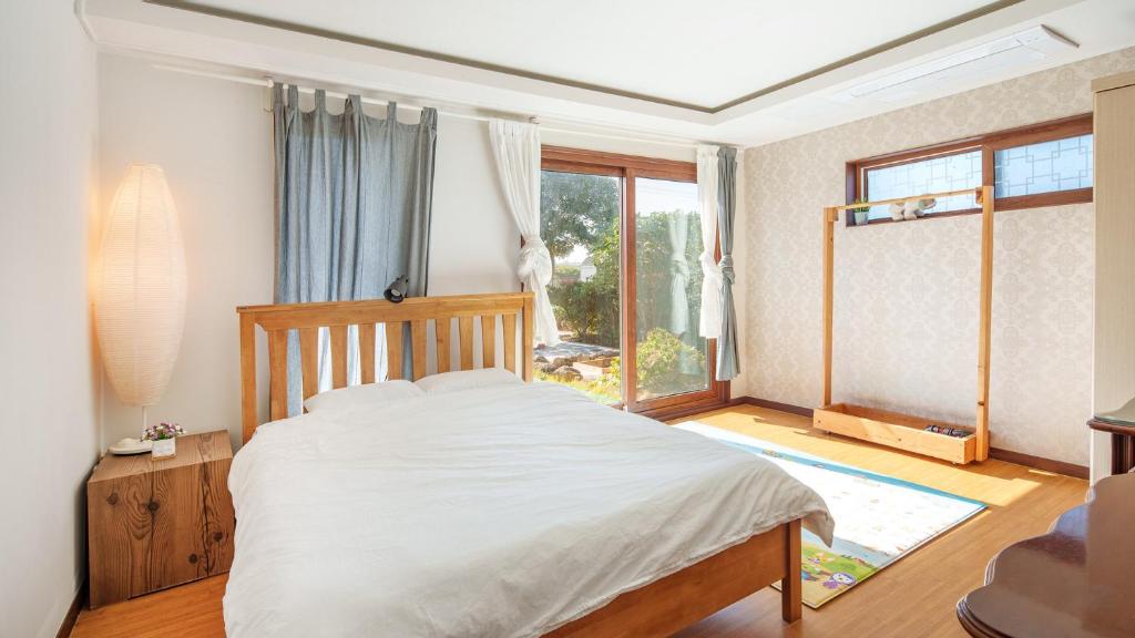 Postel nebo postele na pokoji v ubytování Jeju Bricknine Masion