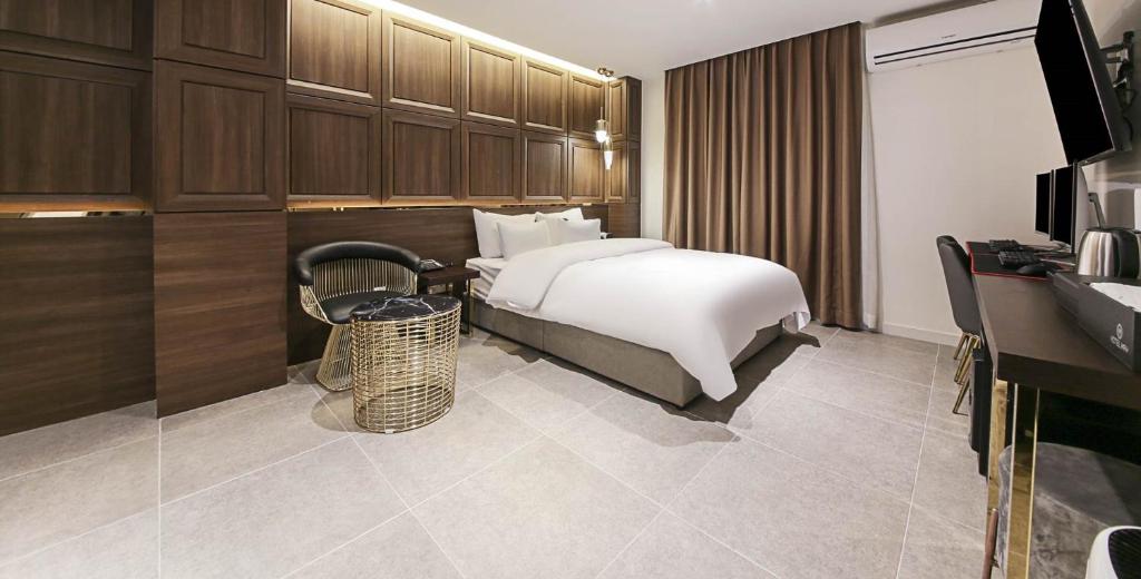 Postel nebo postele na pokoji v ubytování Wonju May hotel