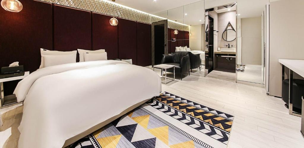 Postel nebo postele na pokoji v ubytování Wonju May hotel