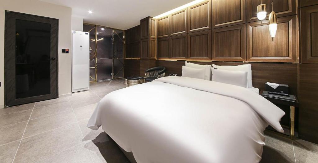 Postel nebo postele na pokoji v ubytování Wonju May hotel