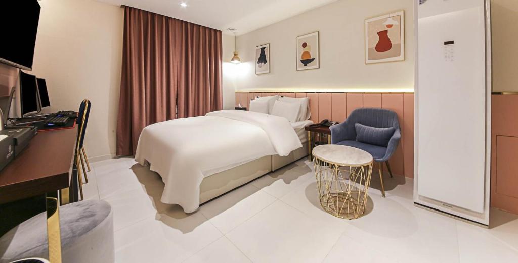 Postel nebo postele na pokoji v ubytování Wonju May hotel