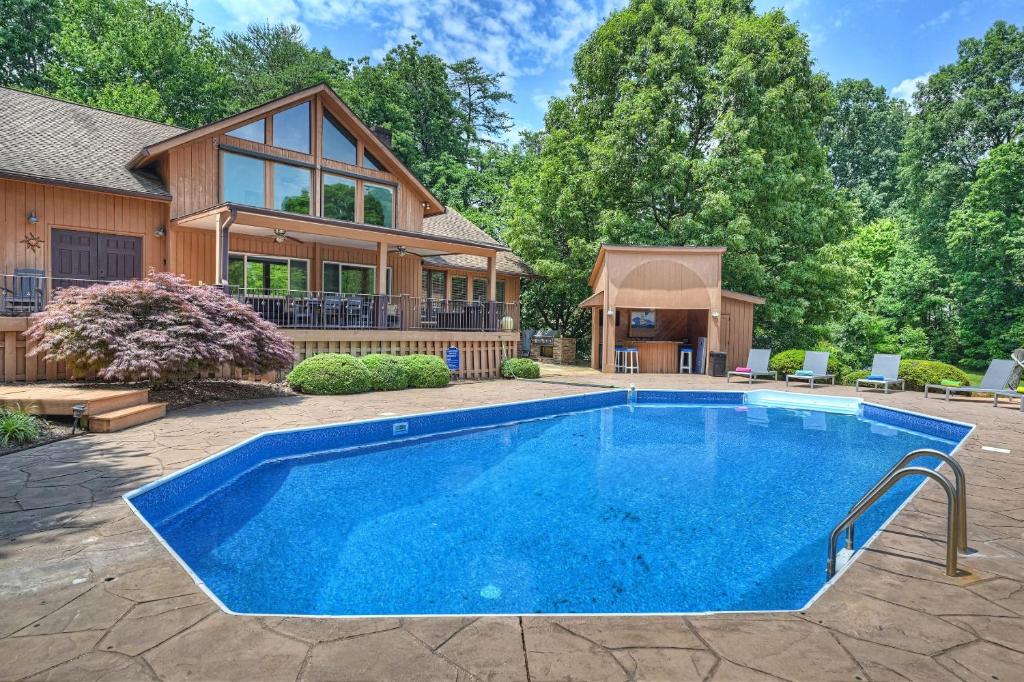 Πισίνα στο ή κοντά στο Stay Awhile by AvantStay Lakefront Pool Dock
