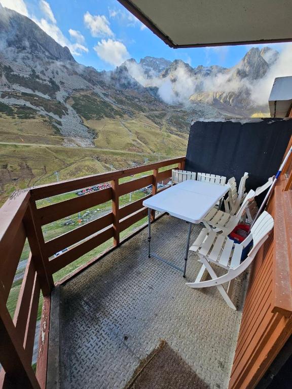 d'une chaise et d'une table sur un balcon avec vue sur les montagnes. dans l'établissement Appartement au pied des pistes La Mongie Tourmalet, à Bagnères-de-Bigorre