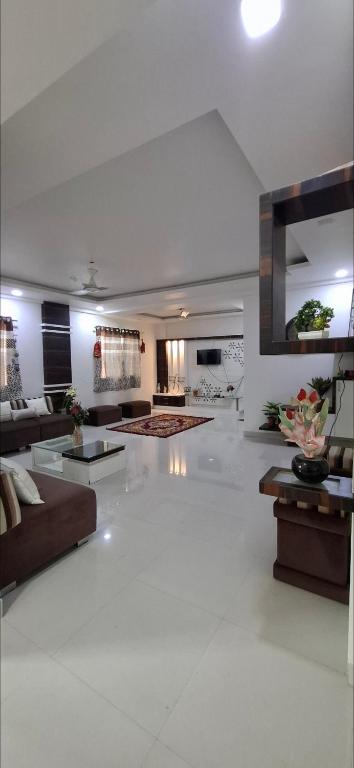 un ampio soggiorno con divano e tavolo di ChandrajyotiVilla 4 All New looks 2BHK Apartment a Nagpur