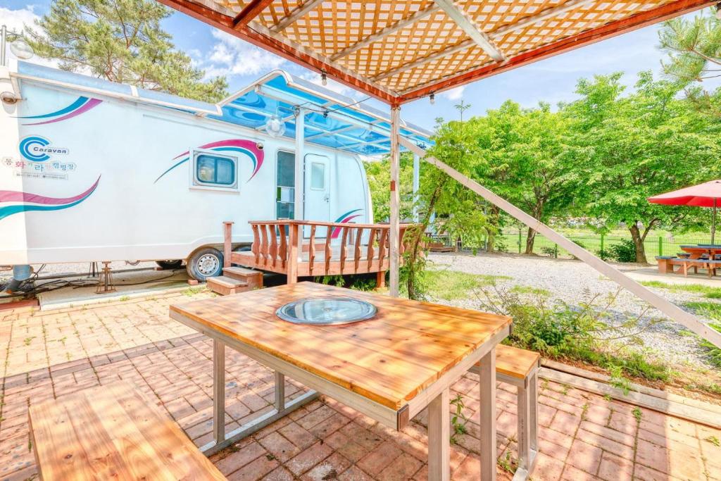 加平Gapeyong Donghwa Caravan的木桌和长凳的拱形