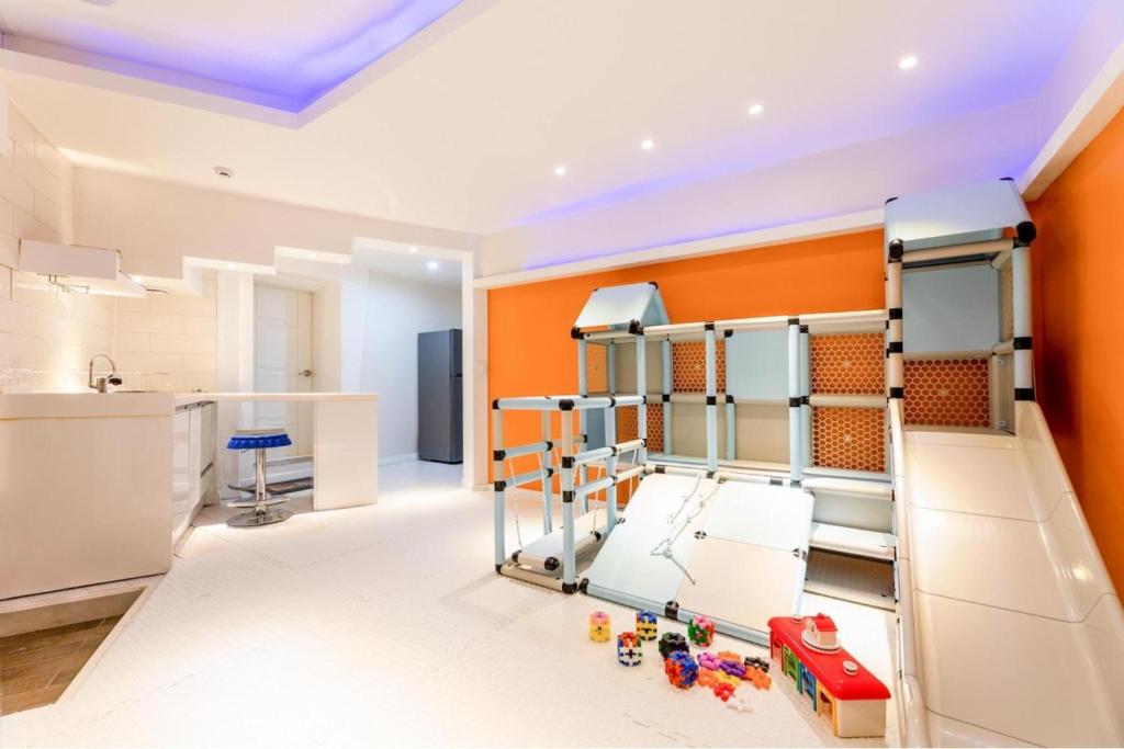 a bedroom with orange walls and bunk beds at Gapyeong Pogny Kids Poolvilla in Gapyeong