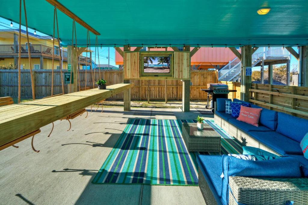 Posezení v ubytování Boards N Bikinis by AvantStay Private Pool
