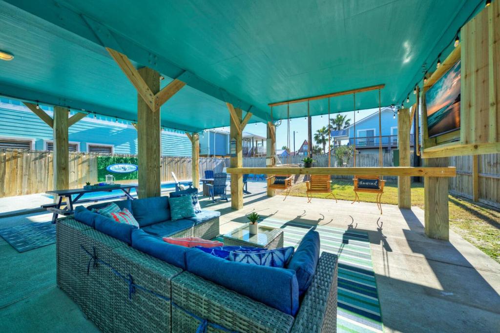 TV a/nebo společenská místnost v ubytování Boards N Bikinis by AvantStay Private Pool