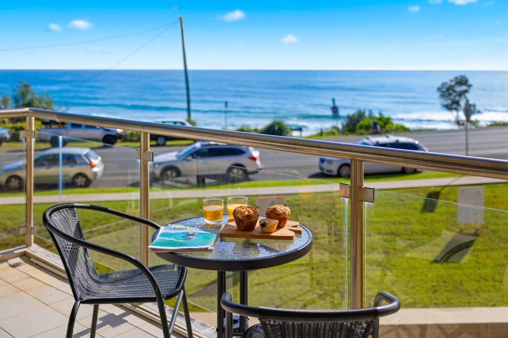 ポート・マッコリーにある6 58 Pacific Drive - Beachfront modern apartmentのテーブル、バルコニー
