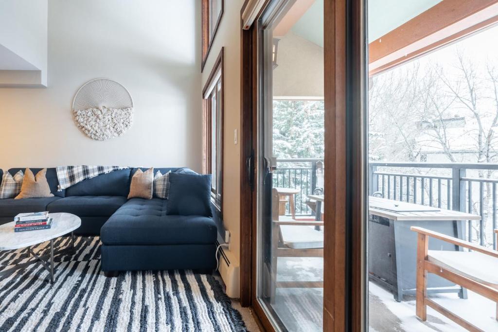 Posezení v ubytování Cloud 9 by AvantStay Located at the Base of Vail Ski Resort w Community Pool Hot Tub