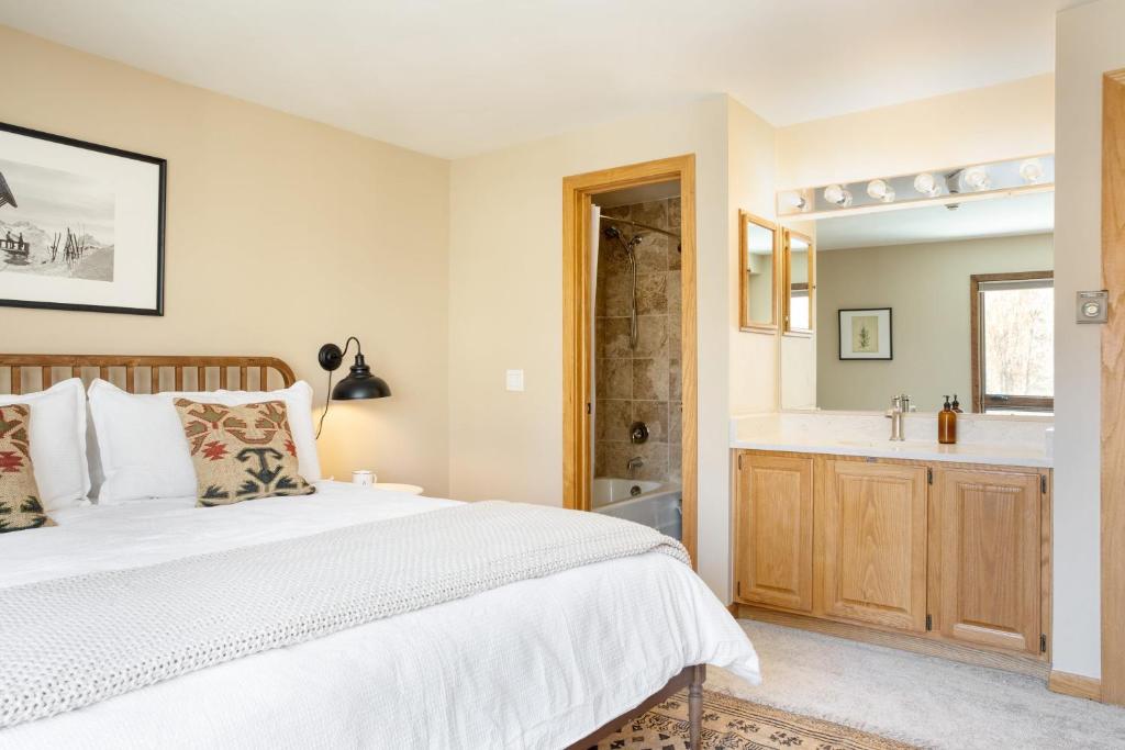 Postel nebo postele na pokoji v ubytování Cloud 9 by AvantStay Located at the Base of Vail Ski Resort w Community Pool Hot Tub