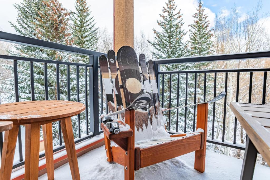 Balkón nebo terasa v ubytování Cloud 9 by AvantStay Located at the Base of Vail Ski Resort w Community Pool Hot Tub