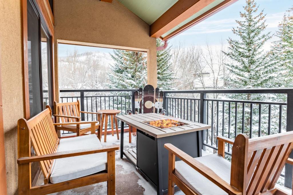 Balkón nebo terasa v ubytování Cloud 9 by AvantStay Located at the Base of Vail Ski Resort w Community Pool Hot Tub