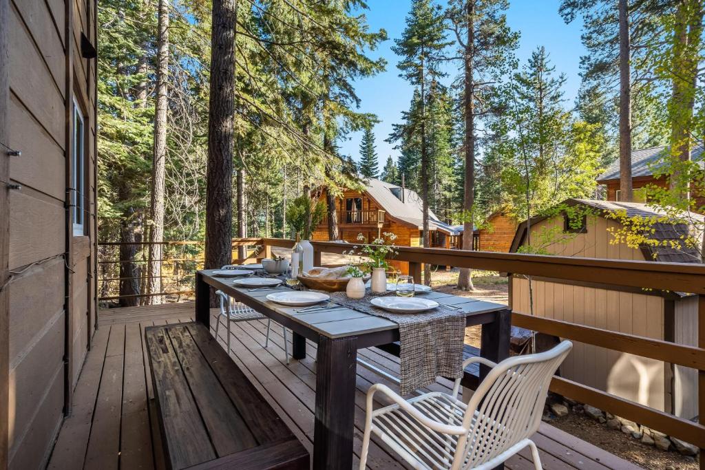 Imagine din galeria proprietății Homewood by AvantStay AMAZING FAMILY Cabin w Hot Tub Sauna în Tahoma Meadows