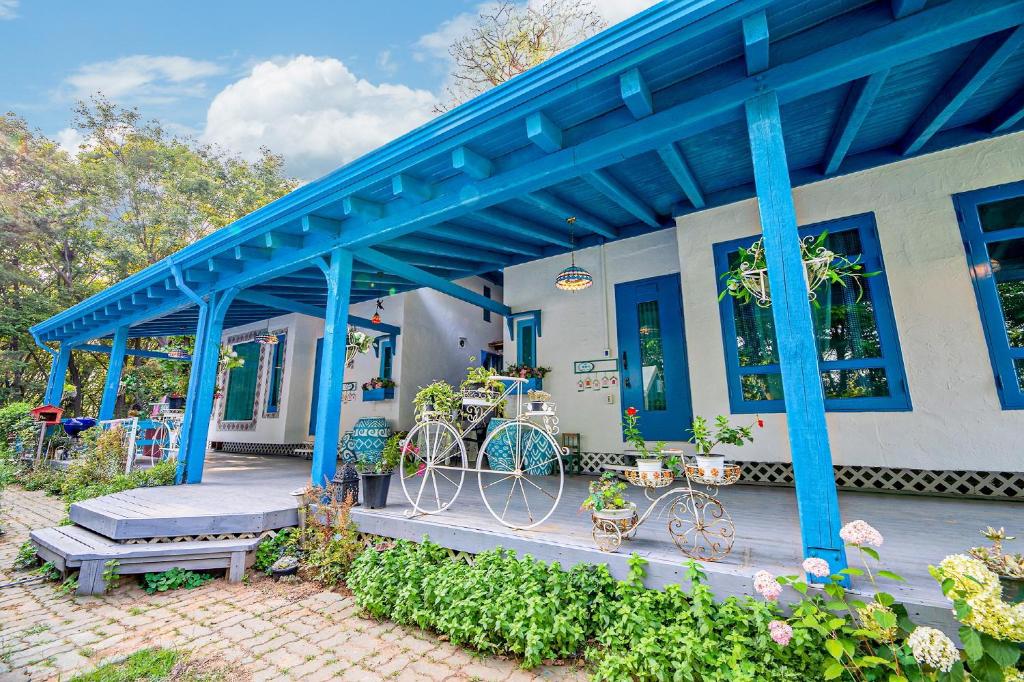 una casa con dos bicicletas estacionadas en el porche en Ganghwa Picnic Pension, en Incheon