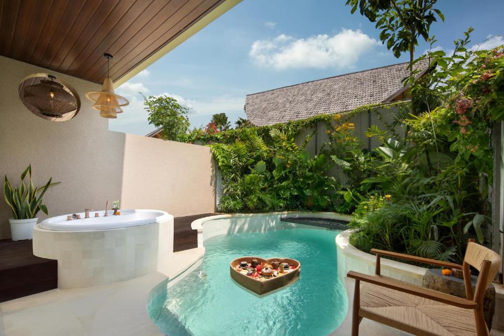 Bazén v ubytování Sini Vie Luxury Resort & Spa Seminyak by Ini Vie Hospitality nebo v jeho okolí