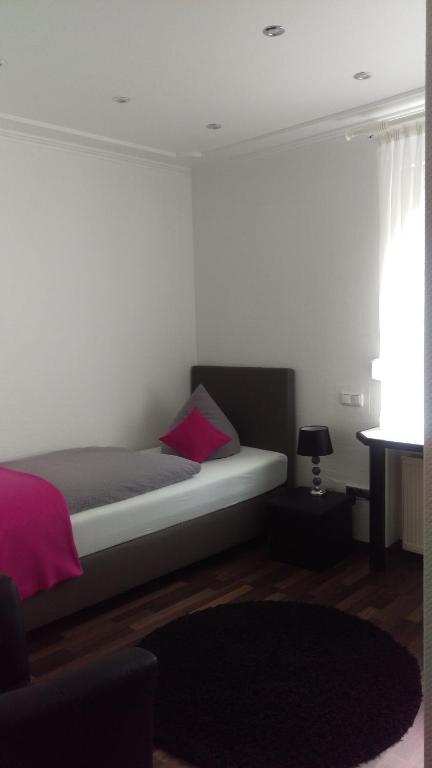 Postel nebo postele na pokoji v ubytování Hotel am Schenkelberg