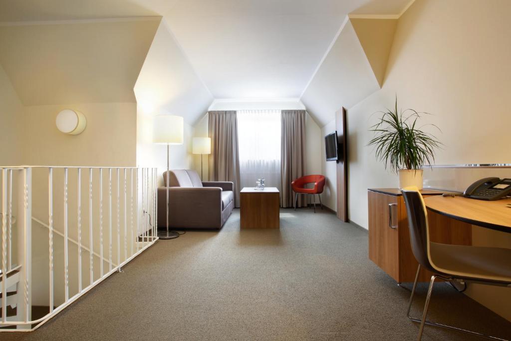 a hotel room with a desk and a room at Hotel am Jakobsmarkt in Nuremberg