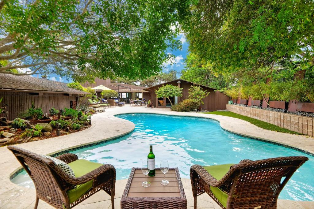Photo inspiration: Visual Reference: La Jolla Mid Century By Avantstay Private Pool Outdoor Living