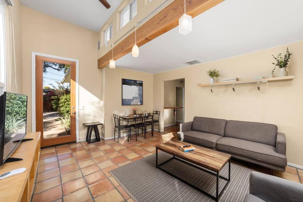 Гостиная зона в Spanish-Style Retreat