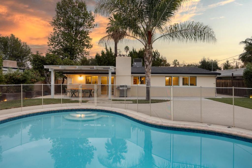Πισίνα στο ή κοντά στο West Valley by AvantStay Large Yard w Pool