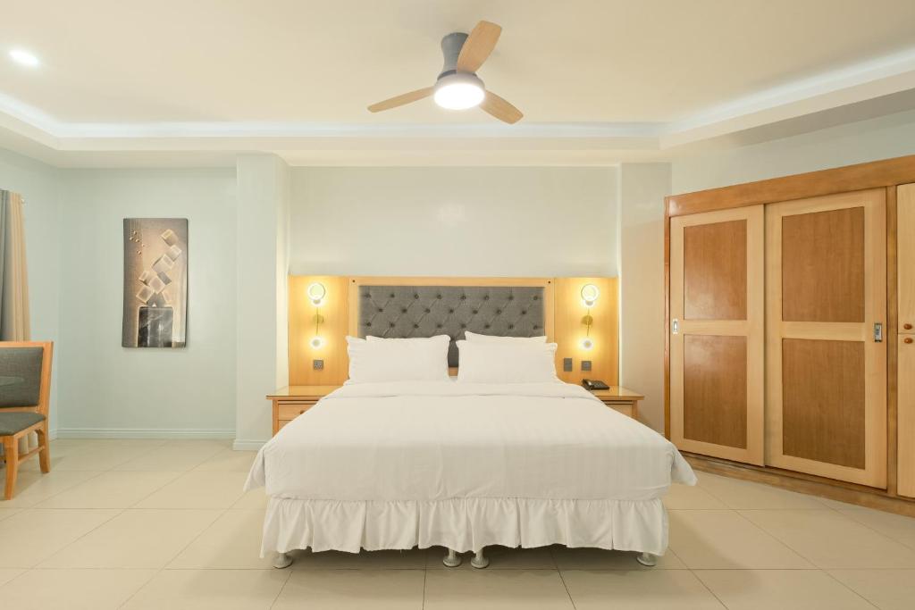 Postel nebo postele na pokoji v ubytování Orchid Inn