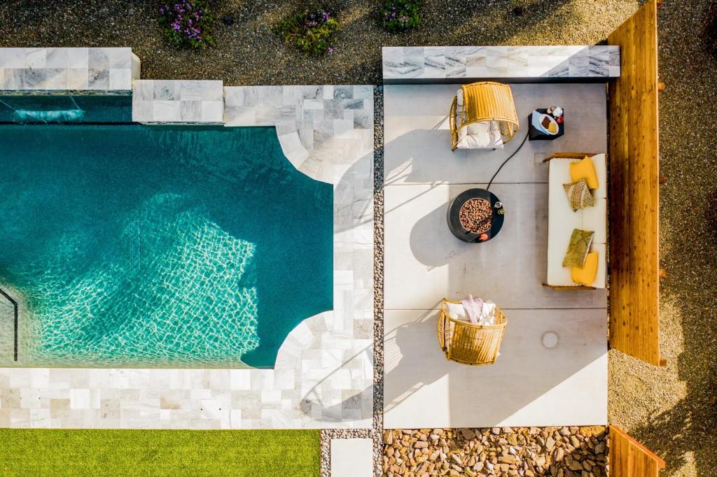 Daisy by AvantStay Modern Home w Spacious Backyard Pool Table Tennis - Housity