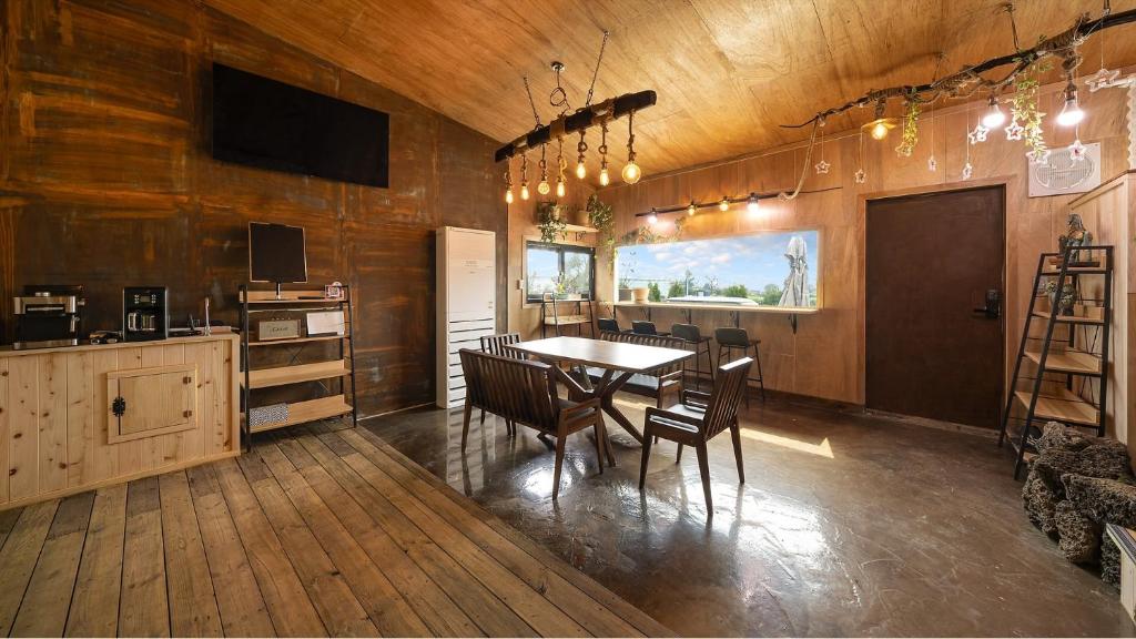 a kitchen and dining room with a table and chairs at Seogwipo Unyeong Pension in Seogwipo