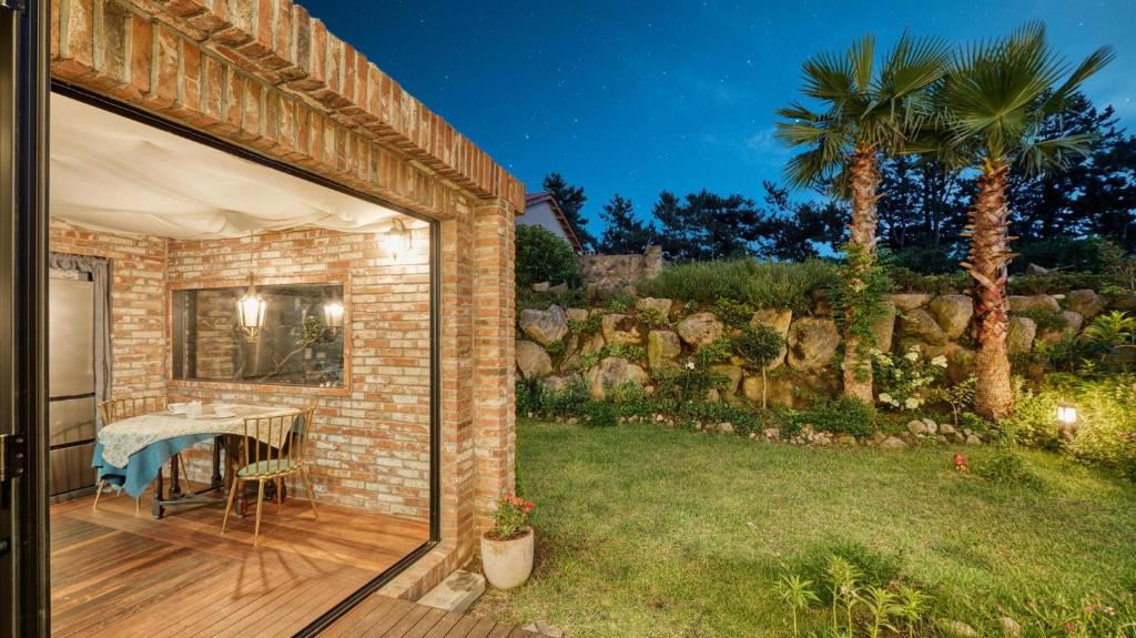 una casa in mattoni con patio e tavolo di Seogwipo Hanonui achim pensiom a Seogwipo