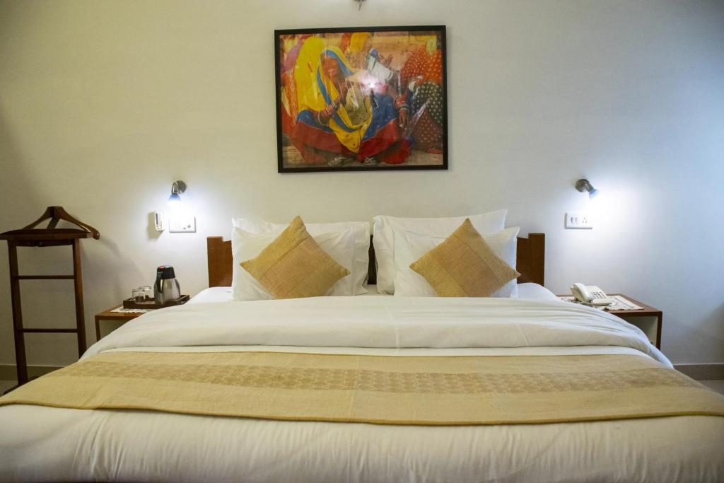 Postel nebo postele na pokoji v ubytování Shivashray Homestay