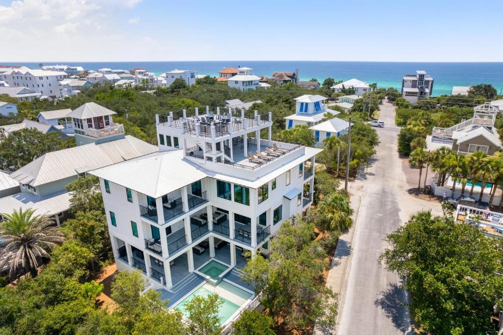 una vista aérea de un edificio blanco con el océano en el fondo en All Decked Out Seagrove by AvantStay Priv PoolHot Tub Ocean Views, en Santa Rosa Beach