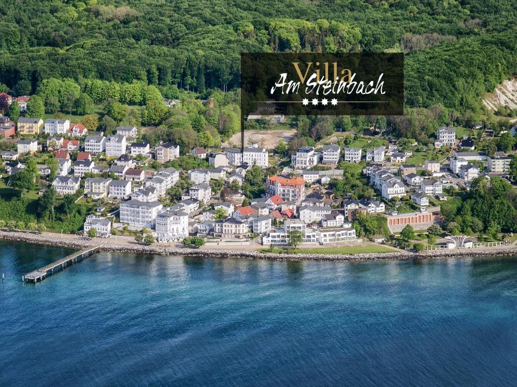 een luchtzicht op een stad naast een waterlichaam bij Villa Am Steinbach in Sassnitz