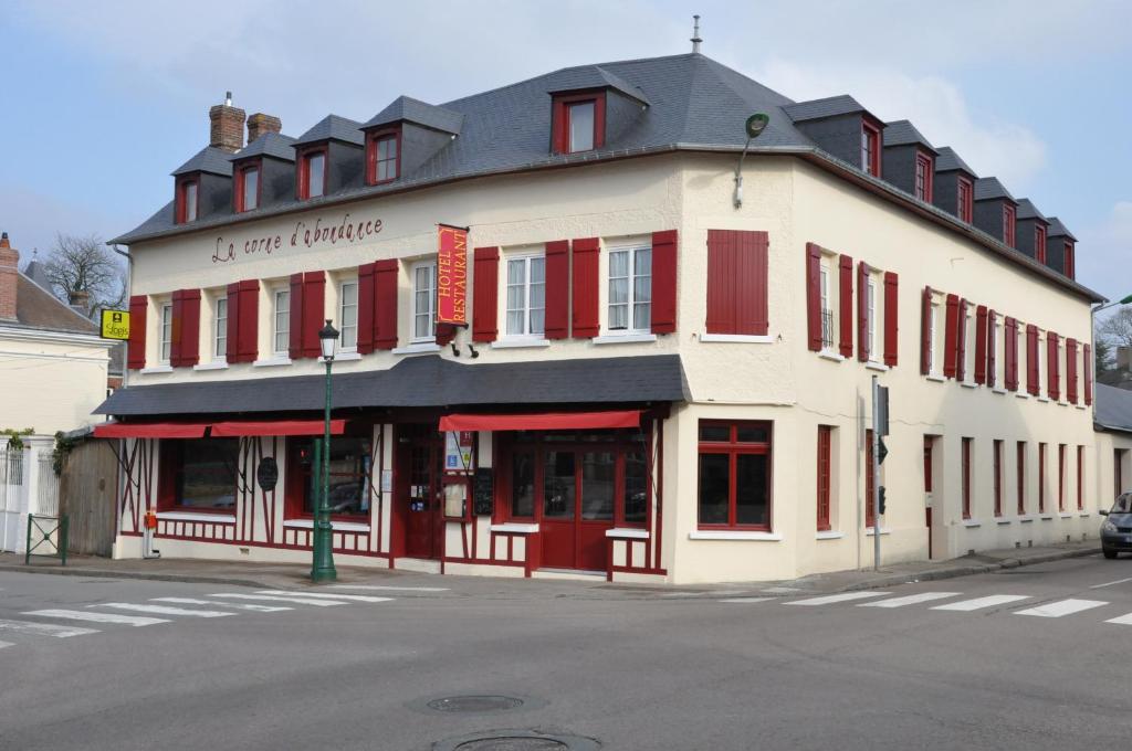 ein Gebäude an der Ecke einer Straße in der Unterkunft Logis - Hotel & Restaurant La Corne d 'Abondance in Bourgthéroulde