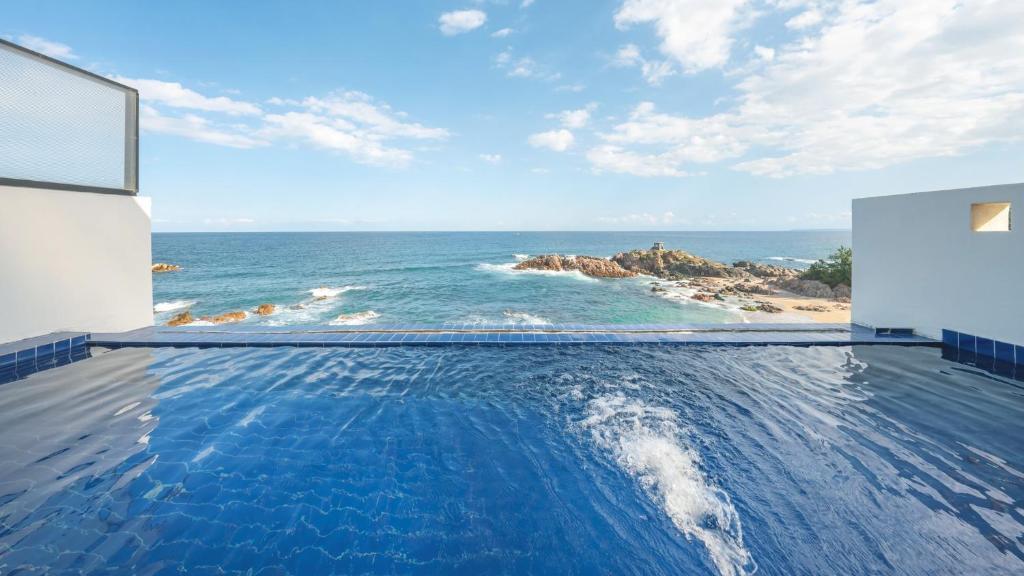 a swimming pool with a view of the ocean at yeongdeok chaeumneul poolvilla in Yŏngdŏk