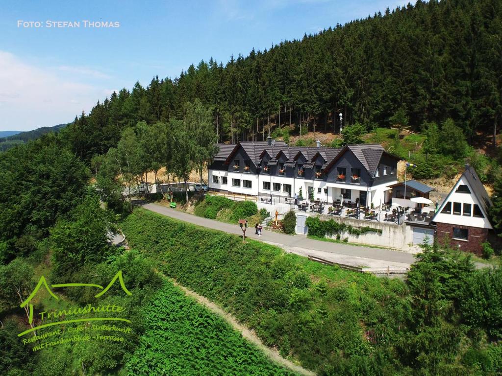 een luchtzicht op een gebouw op een heuvel bij Die Triniushütte "Thüringens schönste Aussicht" in Rauenstein