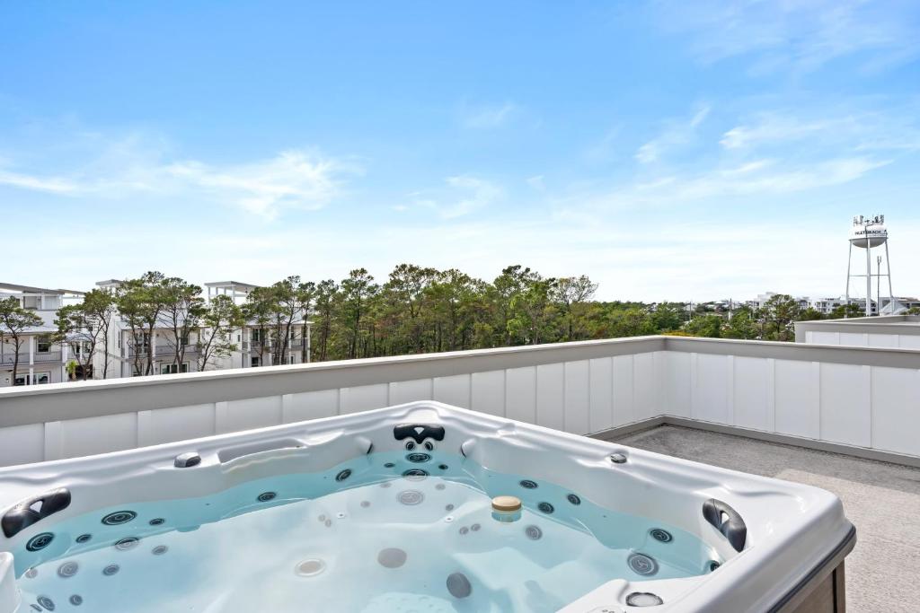 Φωτογραφία από το άλμπουμ του Sea Dweller by AvantStay Rooftop Spa Gulf View Golf Cart Pool σε Inlet Beach