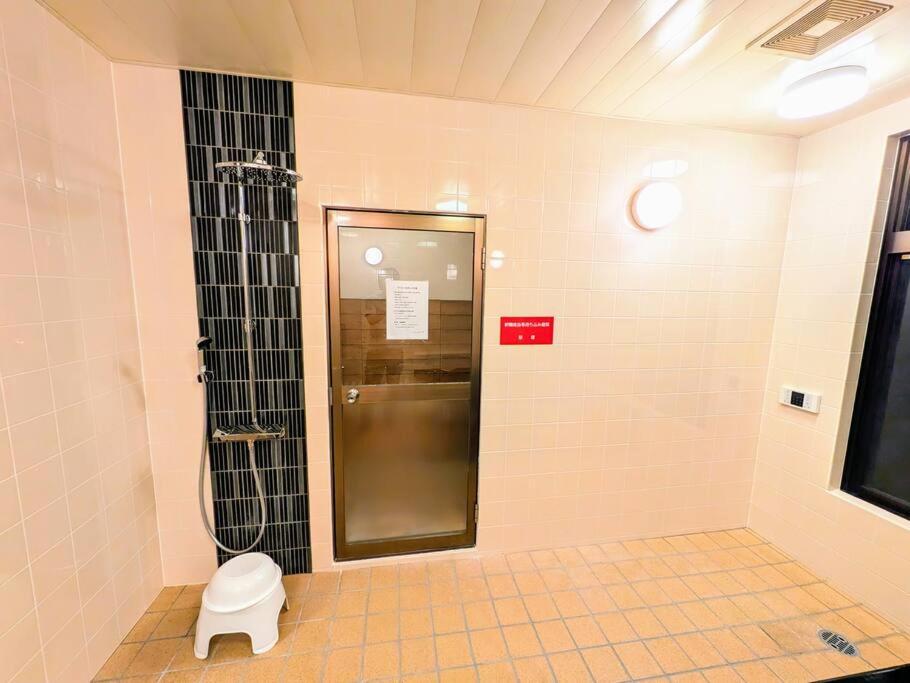 熱海市にあるレインボーヒルズ 熱海 #ダーツ #卓球 #サウナ #バーベキューのバスルーム(シャワー、トイレ付)