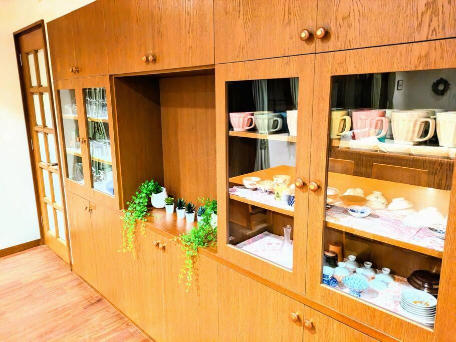 レインボーヒルズ 熱海 #ダーツ #卓球 #サウナ #バーベキューにあるキッチンまたは簡易キッチン