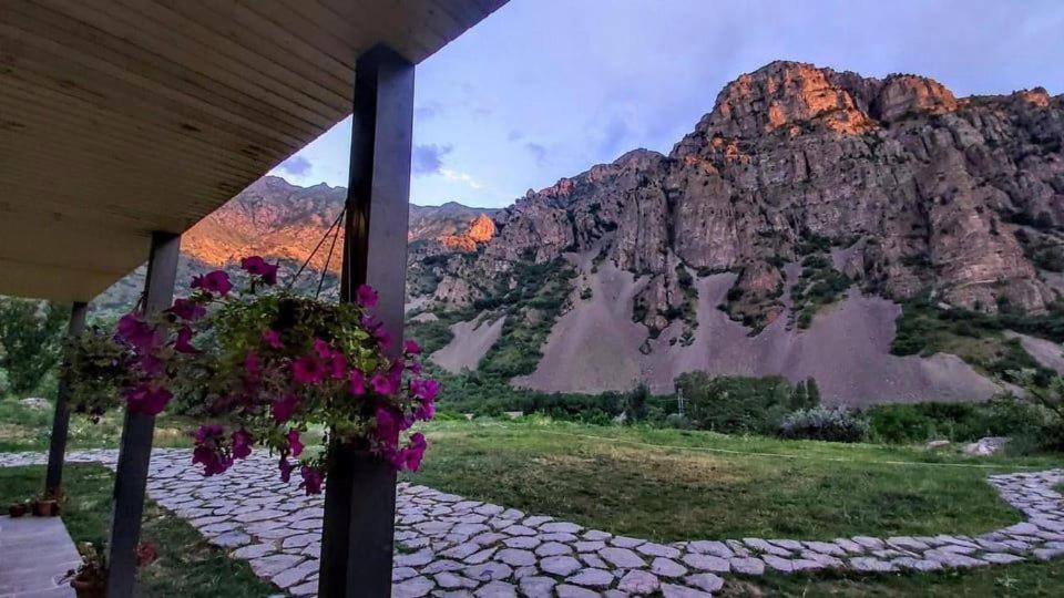 Nespecifikovaný výhled na hory nebo výhled na hory při pohledu z hotelu