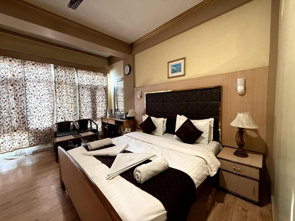 Postel nebo postele na pokoji v ubytování Hotel New Mamta