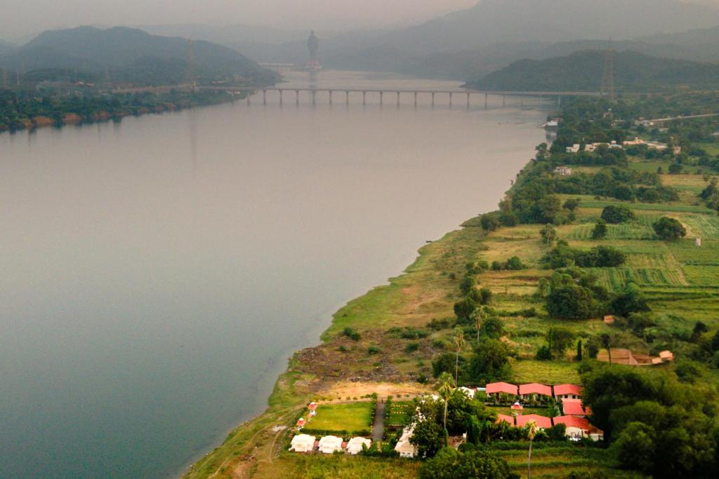 KevadiaRiverView Tent Resort的河上桥梁的空中景观