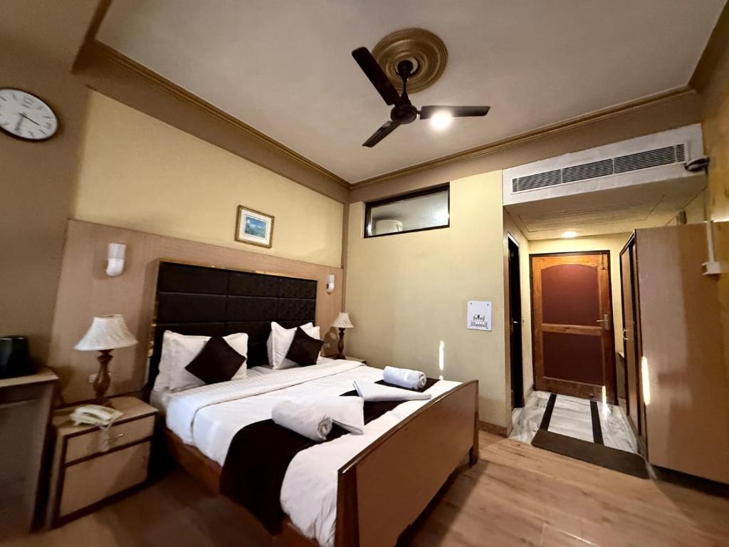 Postel nebo postele na pokoji v ubytování Hotel New Mamta