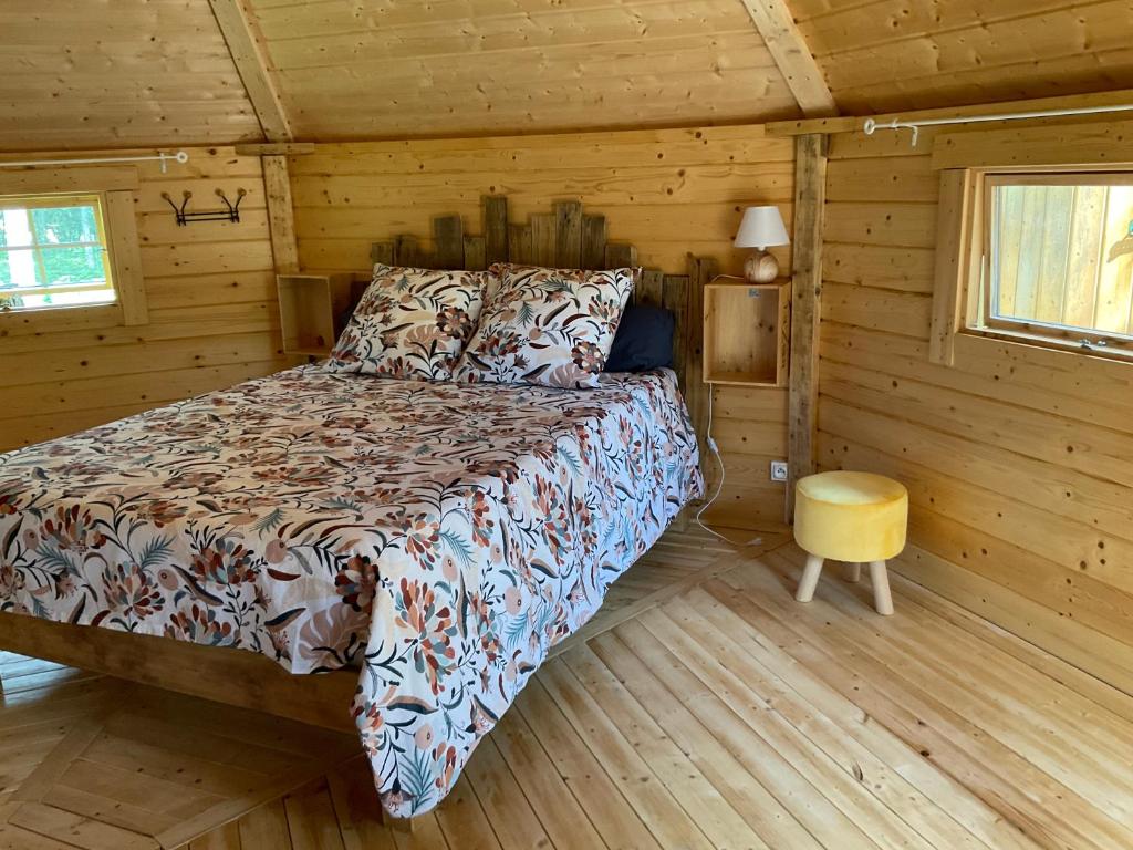 Postel nebo postele na pokoji v ubytování Les cabanes PALOMBIERE